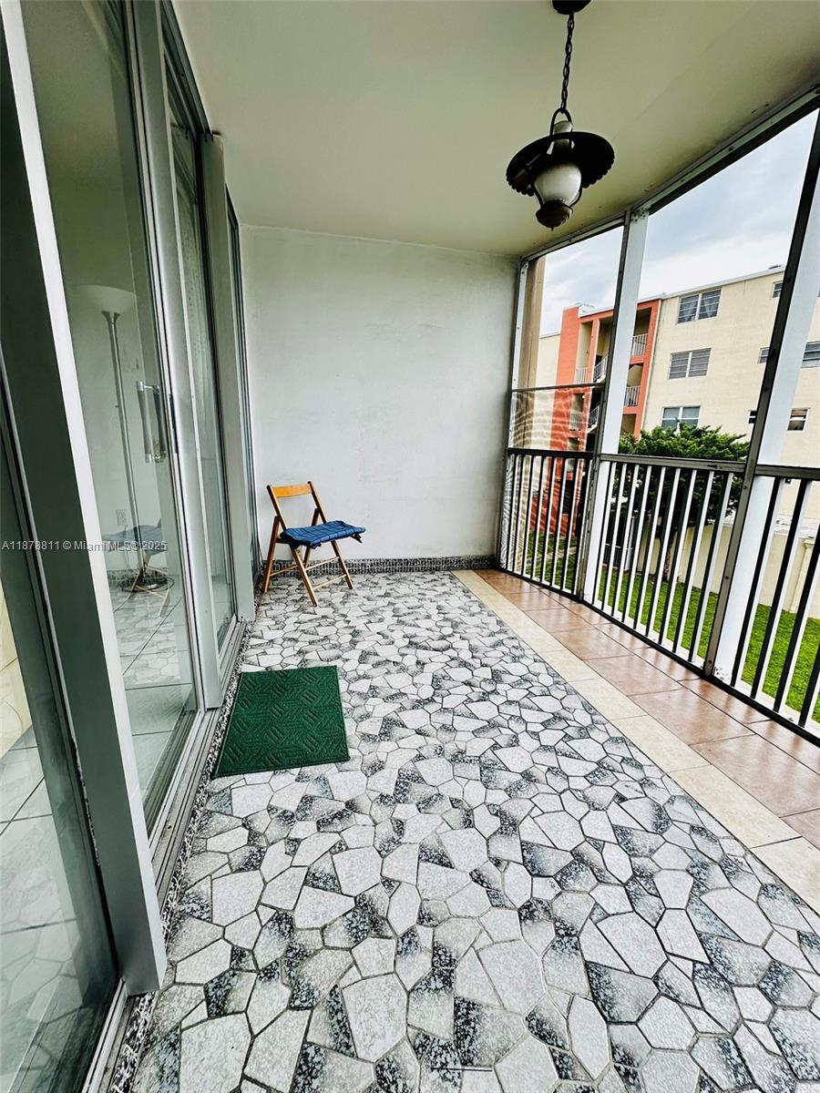 305-1 1 / 2 1036 sq. ft. $ 2025-09-15 0 Photo