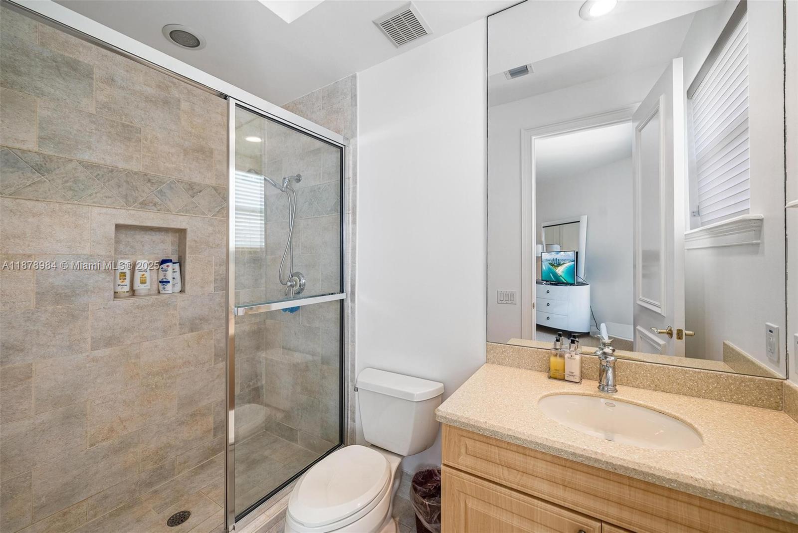 Photo of 1260 Hatteras Ln  (1260), Hollywood, Florida, 33019 - 4th bathroom