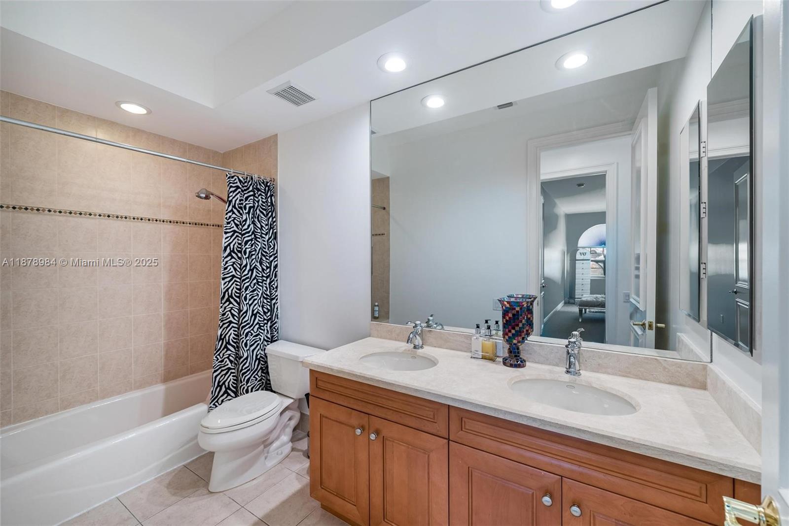 Photo of 1260 Hatteras Ln  (1260), Hollywood, Florida, 33019 - 5th bathroom