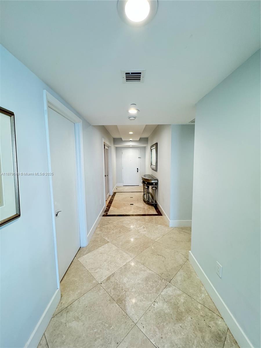701 3 / 4 2078 sq. ft. $ 2025-09-16 0 foto