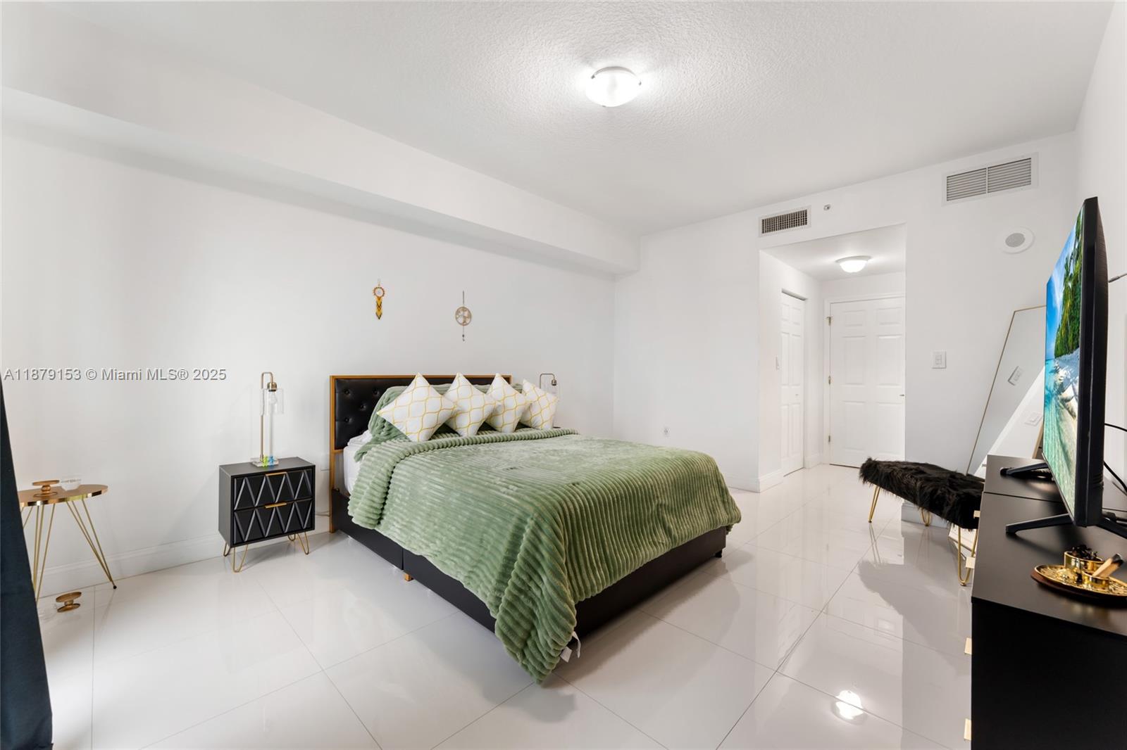 Photo of 140 Dixie Hwy  #725, Hollywood, Florida, 33020 - Main Room