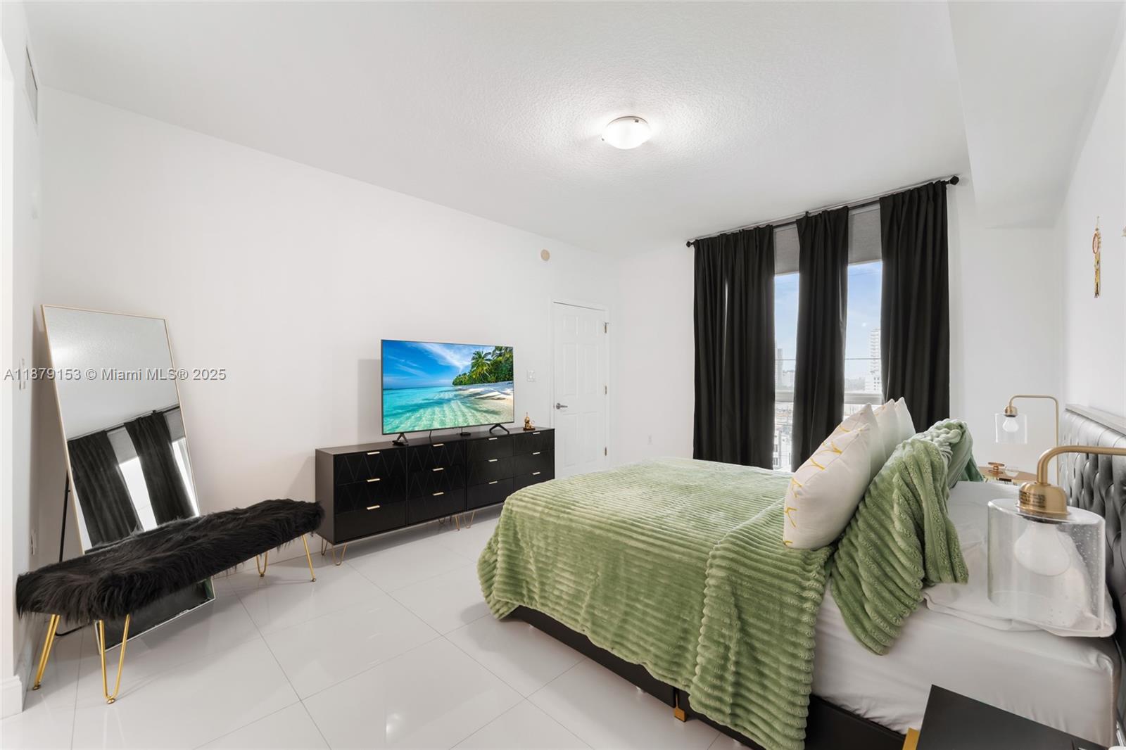 Photo of 140 Dixie Hwy  #725, Hollywood, Florida, 33020 - Main Room