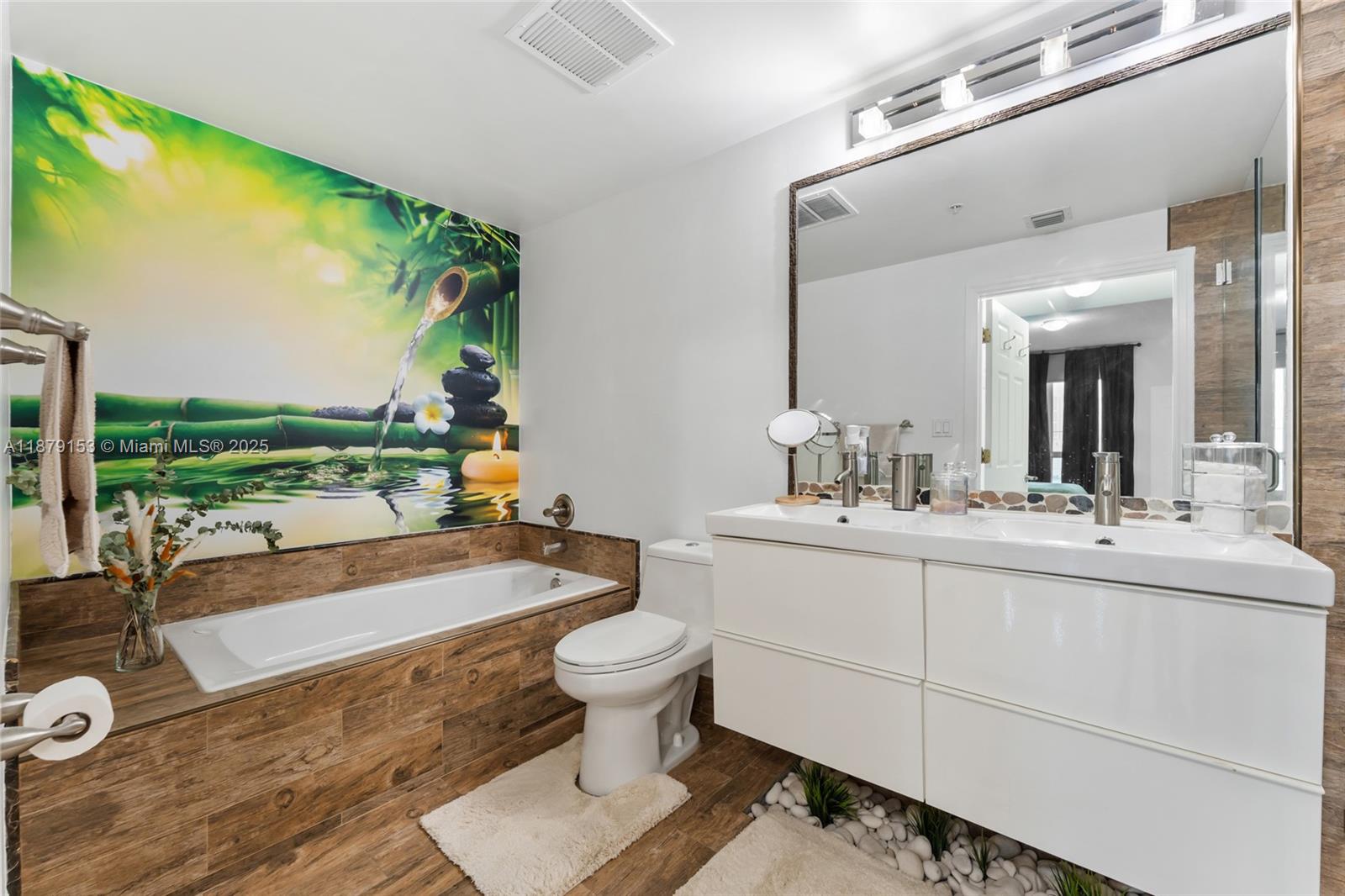 Photo of 140 Dixie Hwy  #725, Hollywood, Florida, 33020 - Main Bathroom