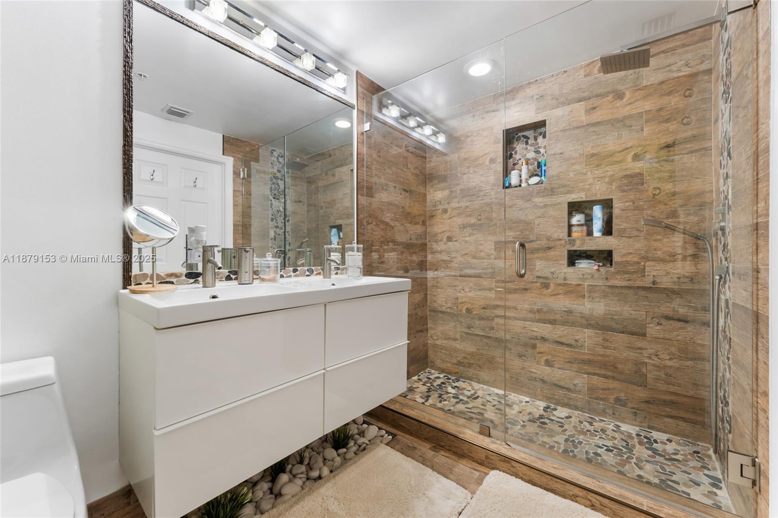 Photo of 140 Dixie Hwy  #725, Hollywood, Florida, 33020 - Main Bathroom
