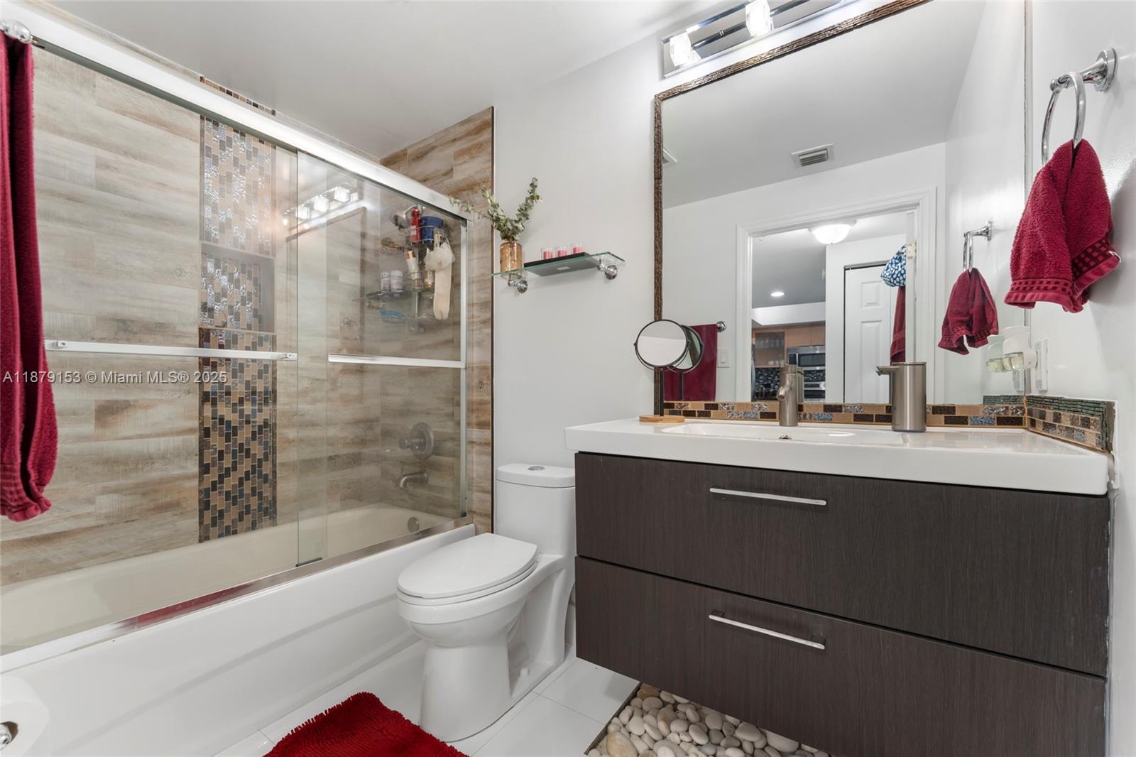 Photo of 140 Dixie Hwy  #725, Hollywood, Florida, 33020 - Secondary Bath