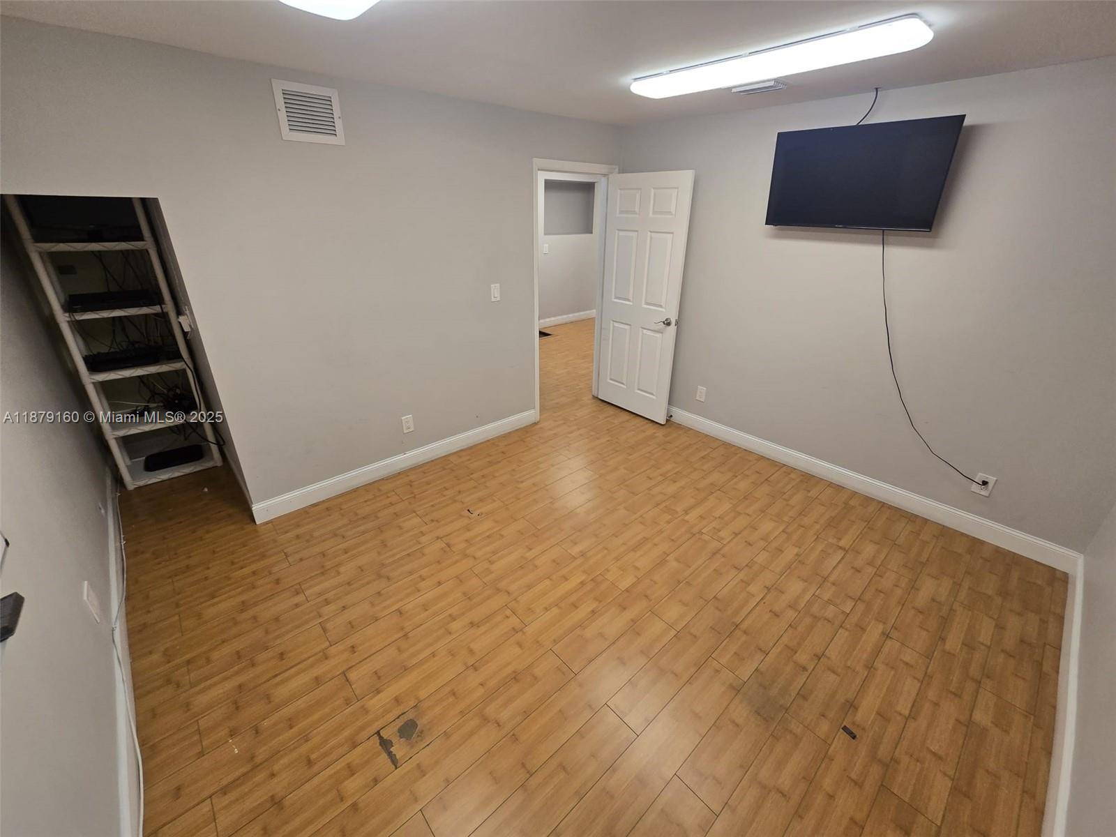 6  /   sq. ft. $ 2025-09-16 0 Photo