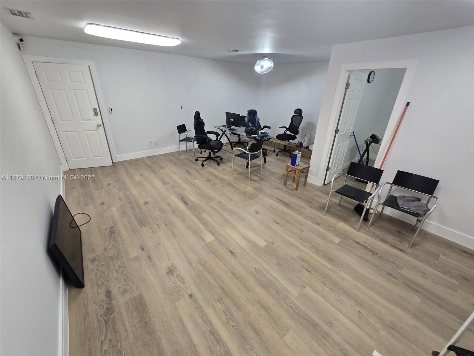 6  /   sq. ft. $ 2025-09-16 0 Photo