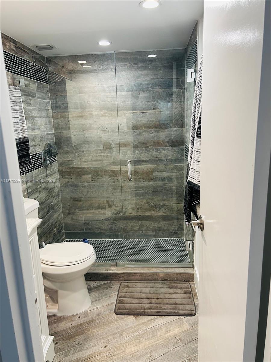 Photo of 3180 Ocean Dr  #1620, Hallandale Beach, Florida, 33009 - SecondaryBathroom