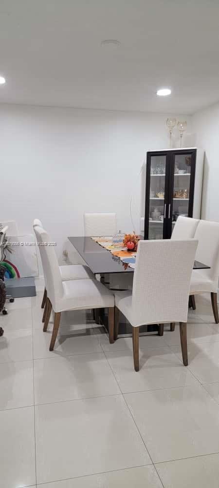 See details / 2320 sq. ft. $ 2025-09-16 0 Photo