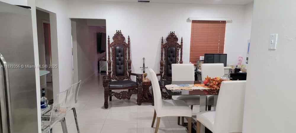 See details / 2320 sq. ft. $ 2025-09-16 0 Photo