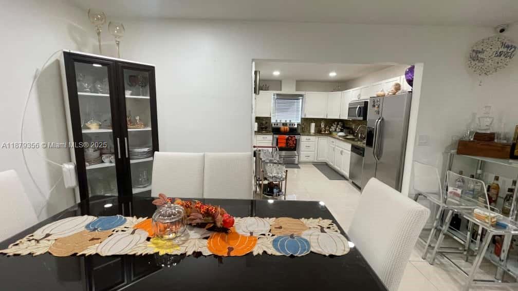 See details / 2320 sq. ft. $ 2025-09-16 0 Photo