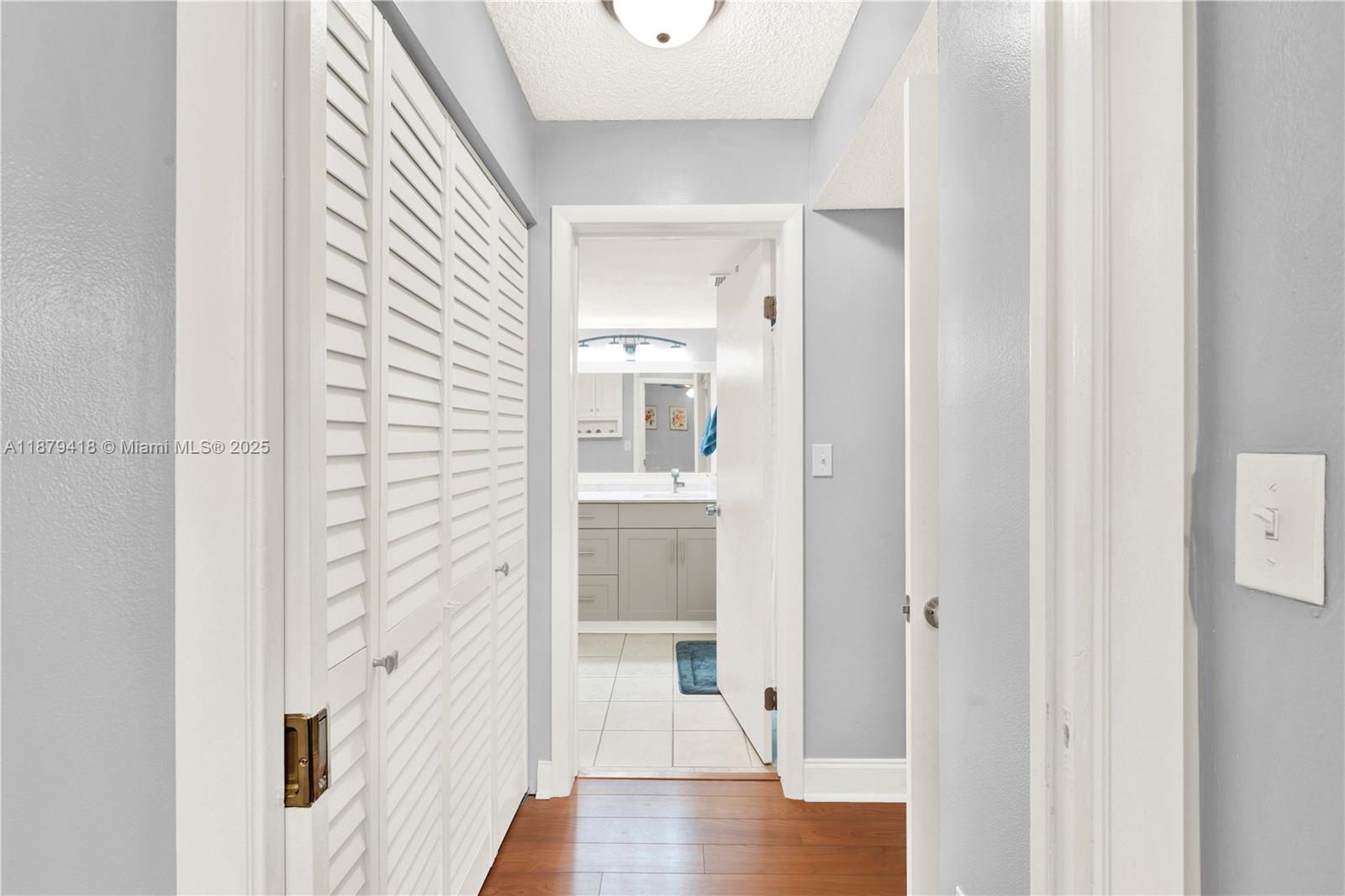 See details 101 1 / 1 907 sq. ft. $ 2025-09-16 0 Photo