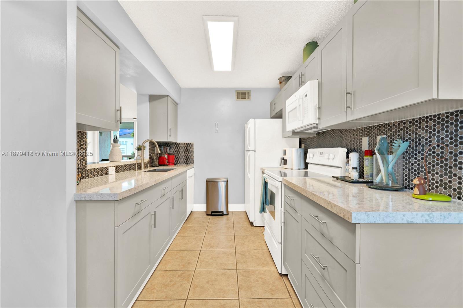 See details 101 1 / 1 907 sq. ft. $ 2025-09-16 0 Photo