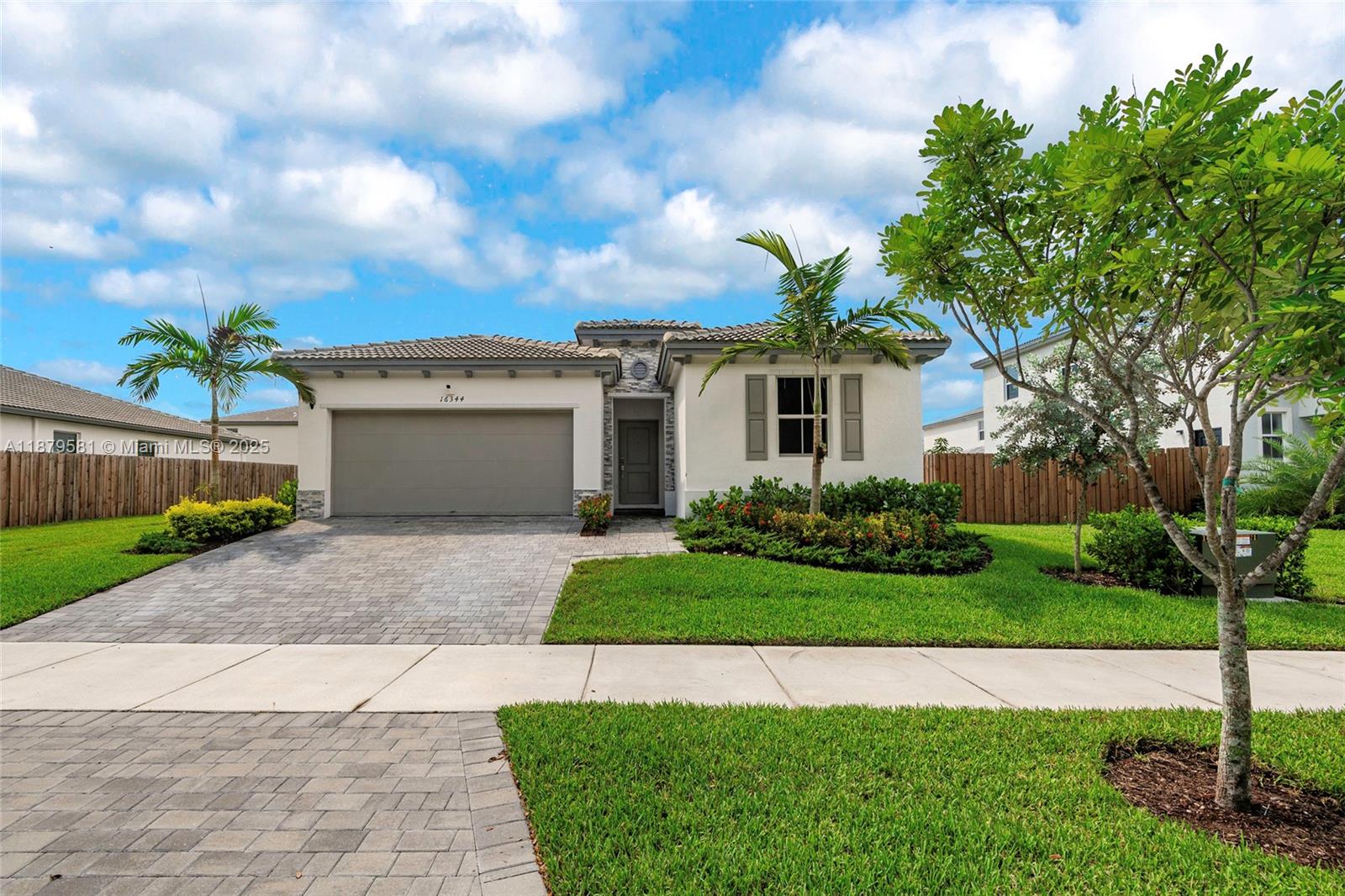 Ver detalles 16344 4 / 3 1895 sq. ft. $ 2025-11-12 0 foto