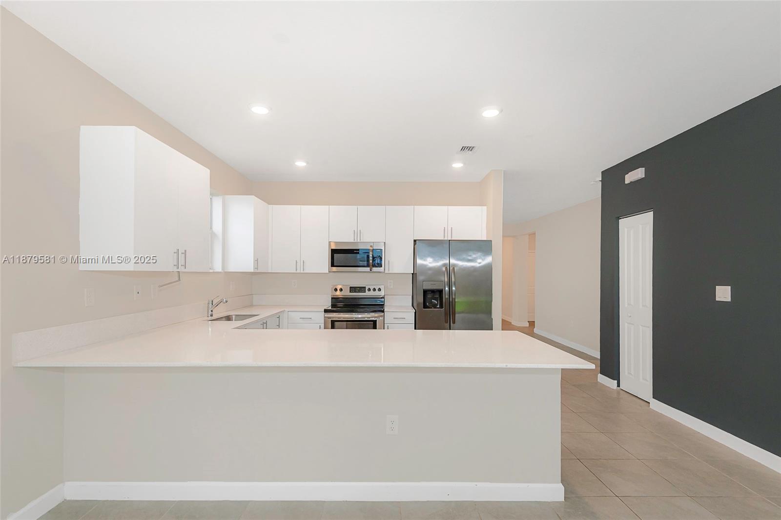 Ver detalles 16344 4 / 3 1895 sq. ft. $ 2025-11-12 0 foto