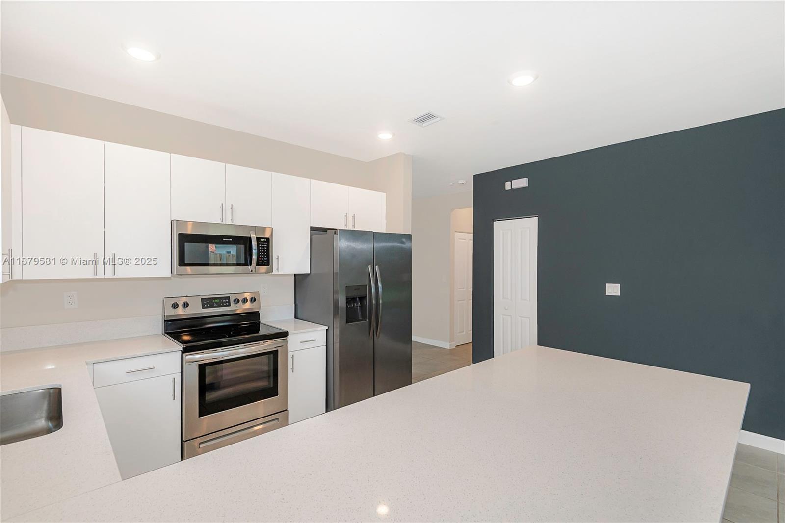 Ver detalles 16344 4 / 3 1895 sq. ft. $ 2025-11-12 0 foto