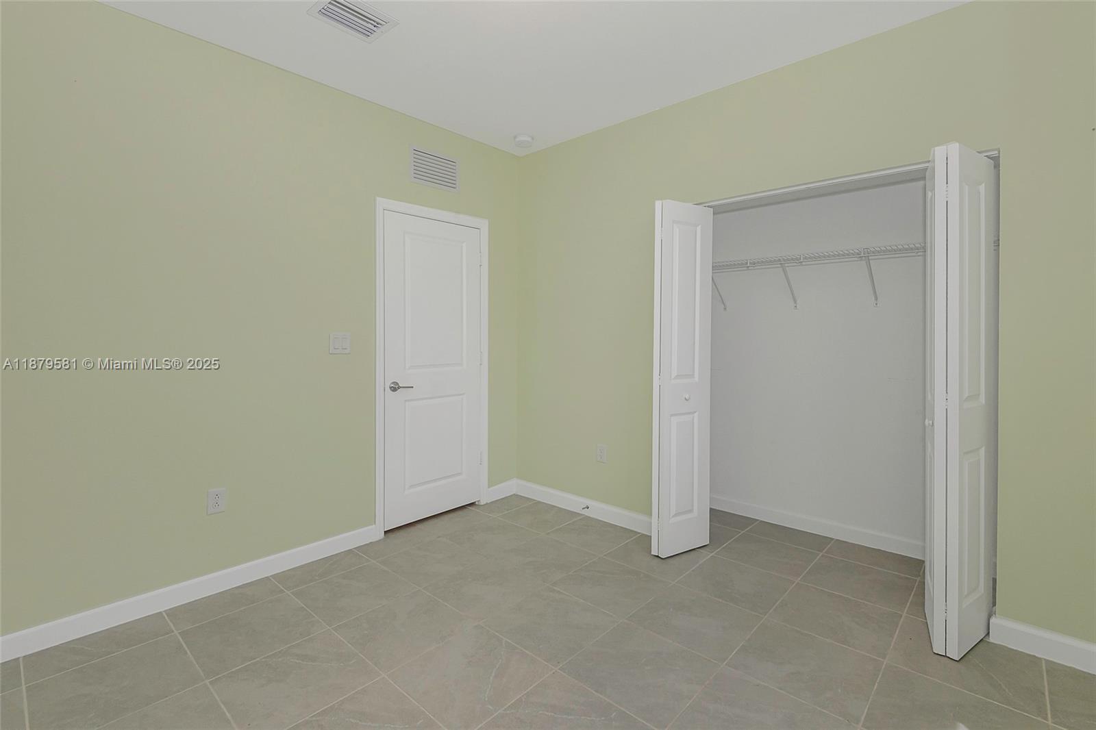 Ver detalles 16344 4 / 3 1895 sq. ft. $ 2025-11-12 0 foto