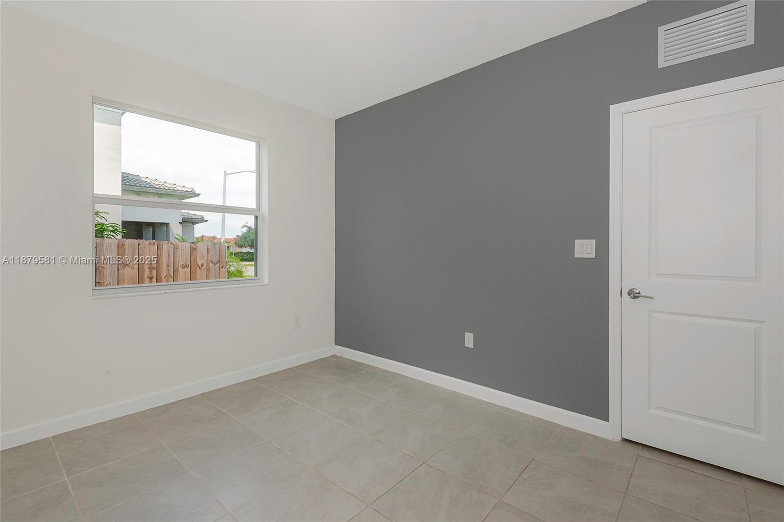 Ver detalles 16344 4 / 3 1895 sq. ft. $ 2025-11-12 0 foto