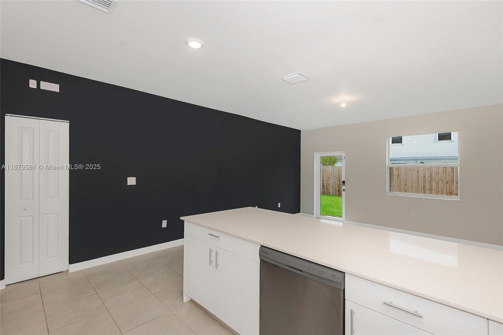 Ver detalles 16344 4 / 3 1895 sq. ft. $ 2025-11-12 0 foto