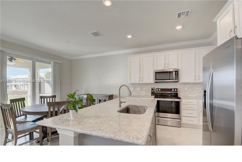 1422 3 / 3 1824 sq. ft. $ 2025-09-16 0 Photo