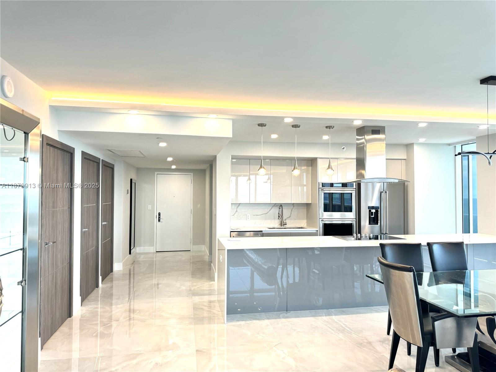 1002 2 / 2 1900 sq. ft. $ 2025-09-16 0 foto