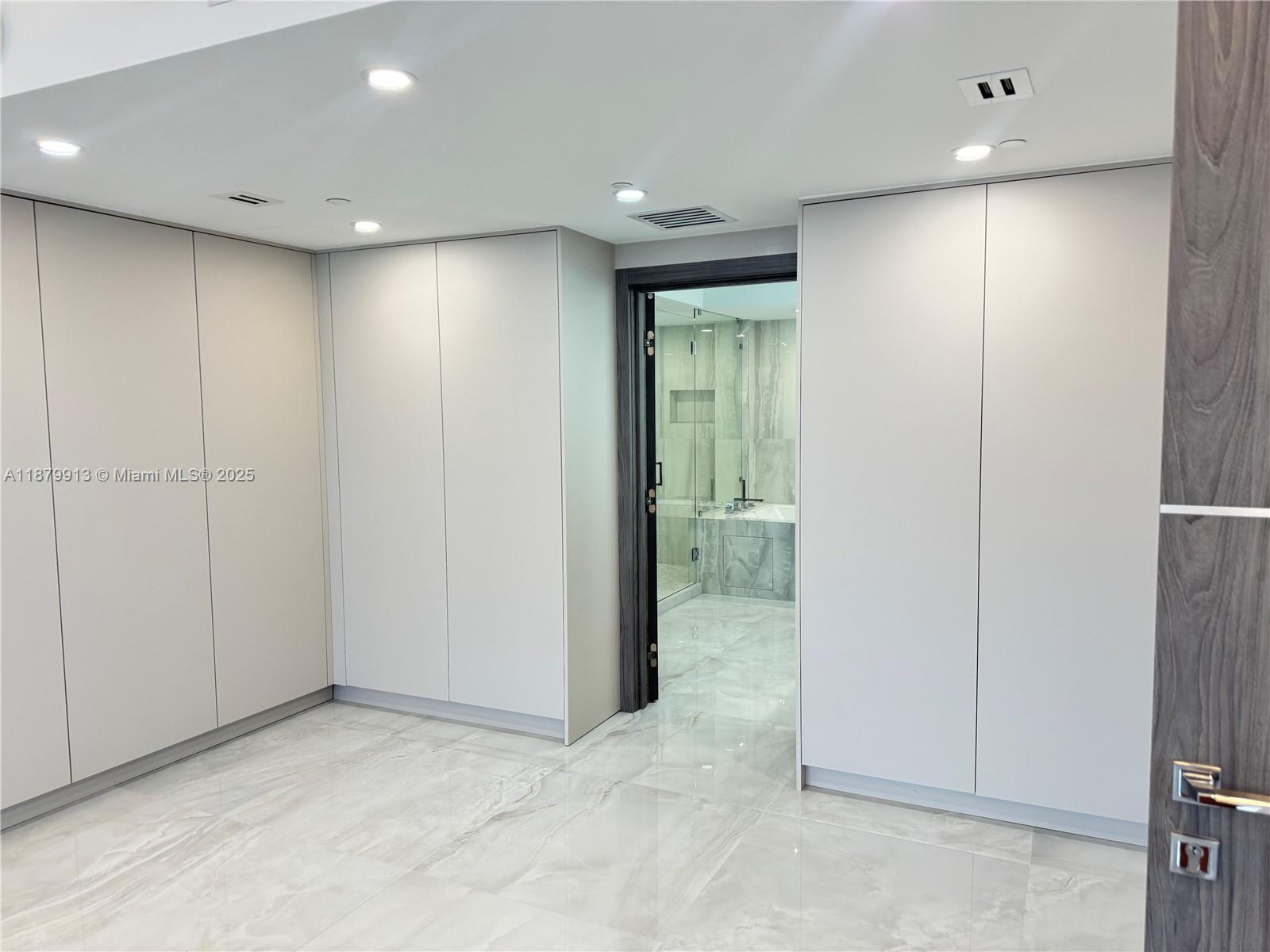 1002 2 / 2 1900 sq. ft. $ 2025-09-16 0 foto