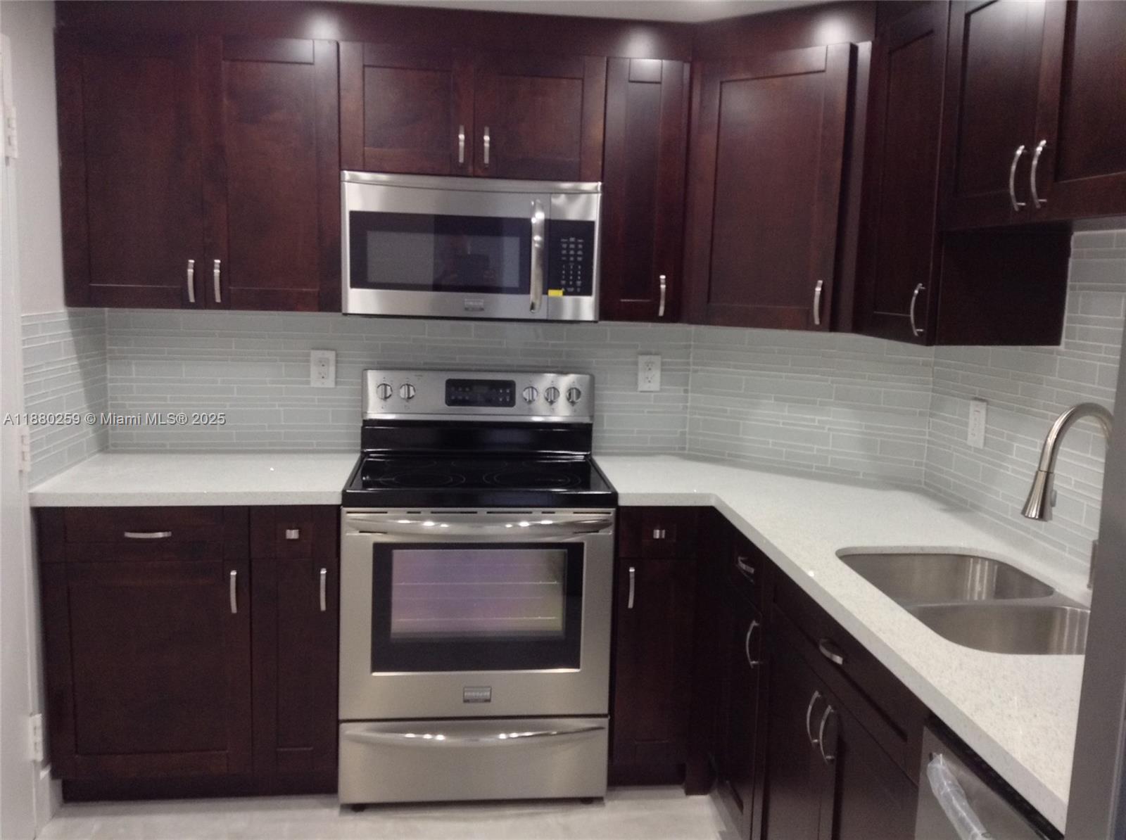 1727 1 / 2 762 sq. ft. $ 2025-09-17 0 foto