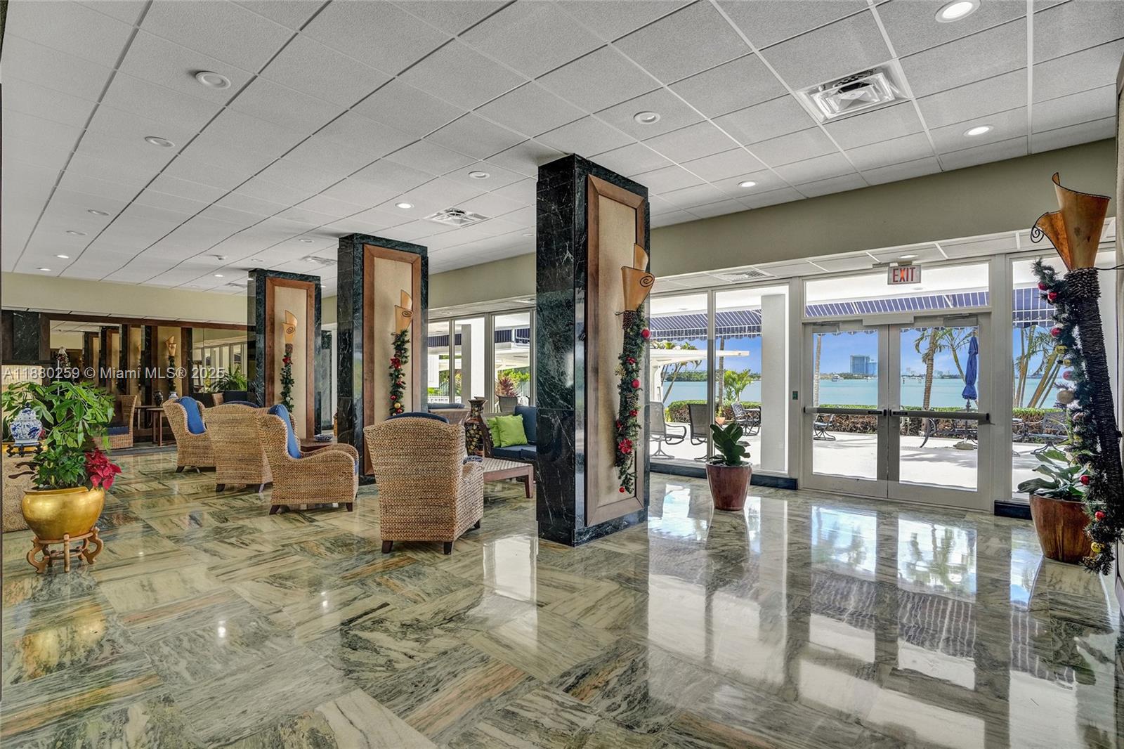 1727 1 / 2 762 sq. ft. $ 2025-09-17 0 foto