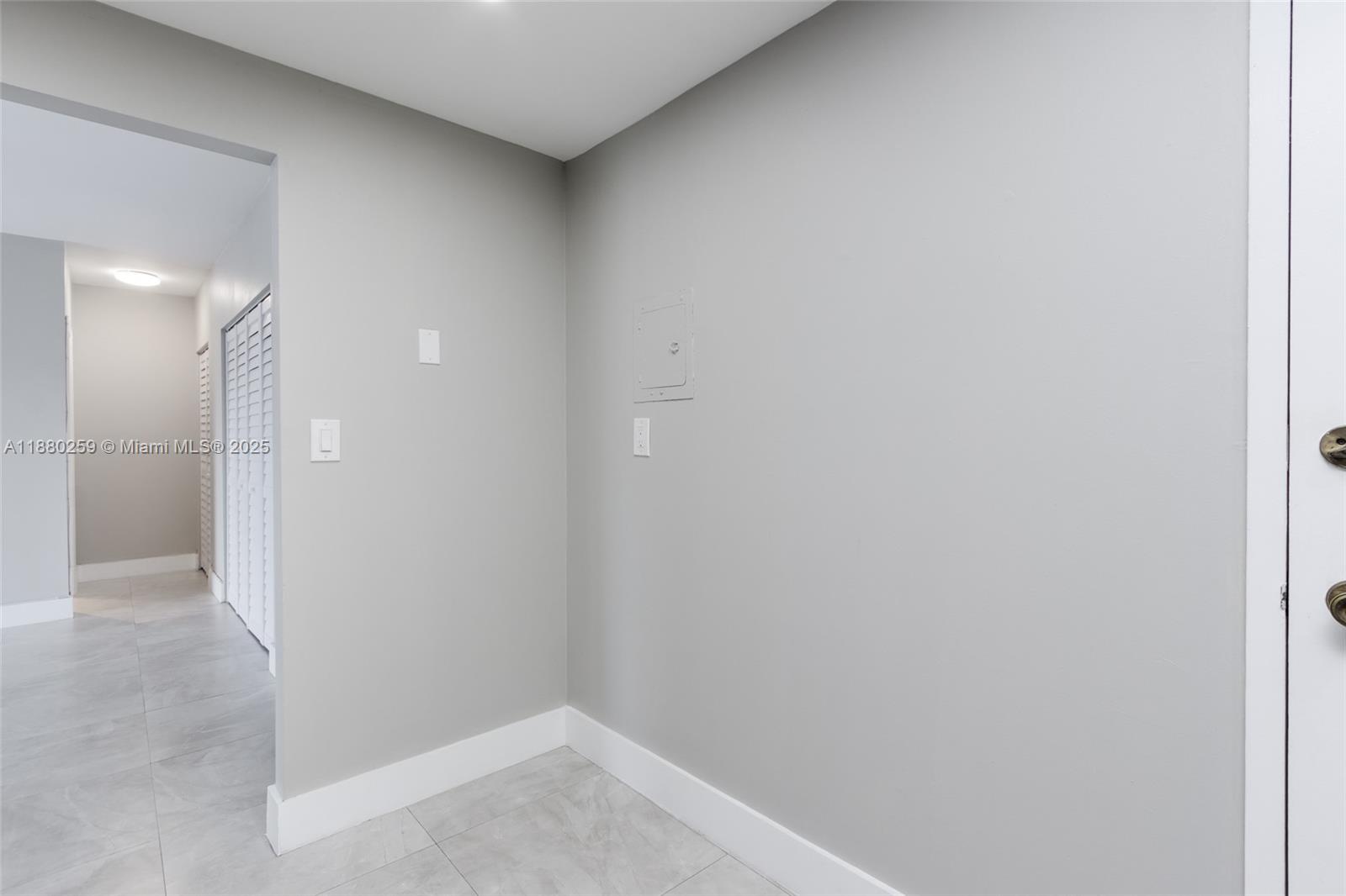 See details 1727 1 / 2 762 sq. ft. $ 2025-09-17 0 Photo