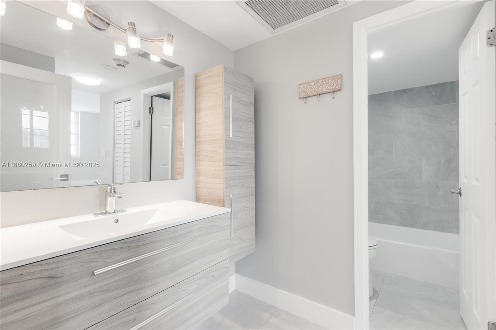 See details 1727 1 / 2 762 sq. ft. $ 2025-09-17 0 Photo