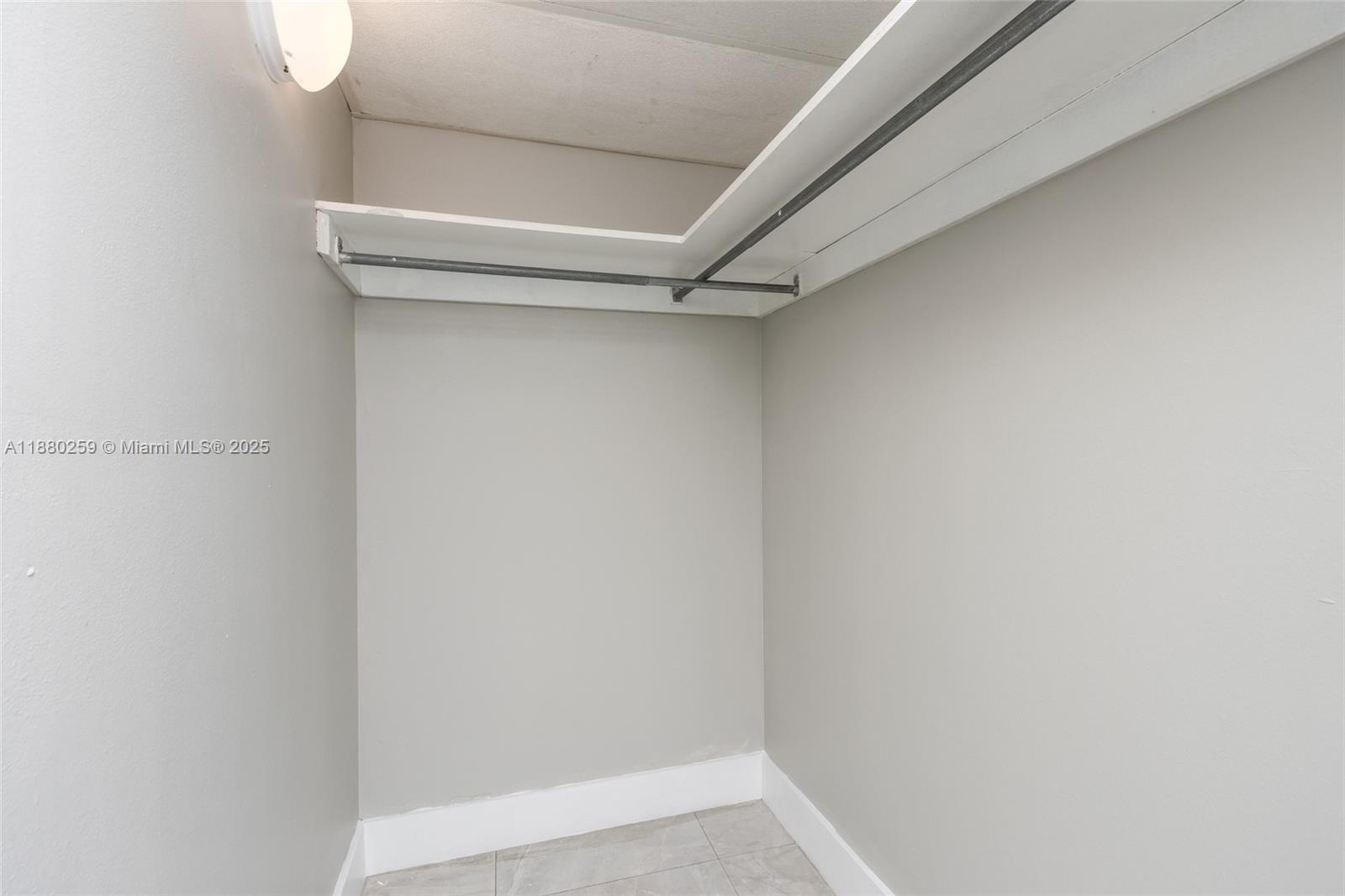 See details 1727 1 / 2 762 sq. ft. $ 2025-09-17 0 Photo