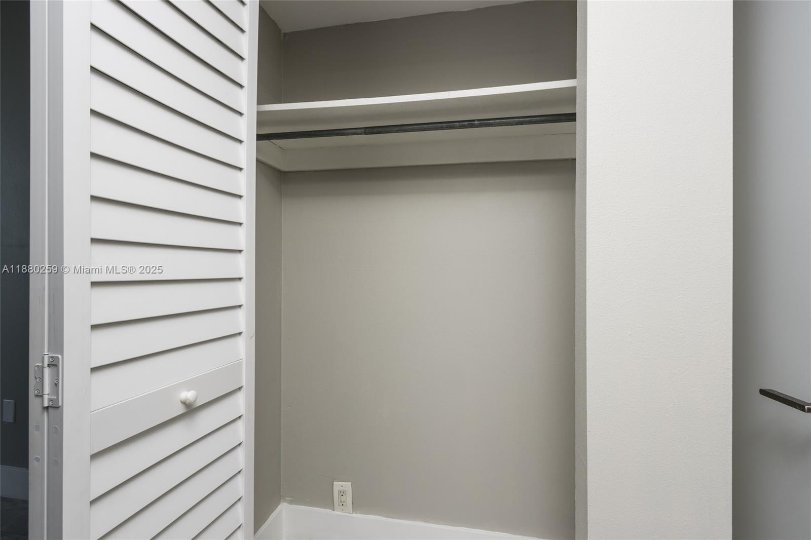 See details 1727 1 / 2 762 sq. ft. $ 2025-09-17 0 Photo