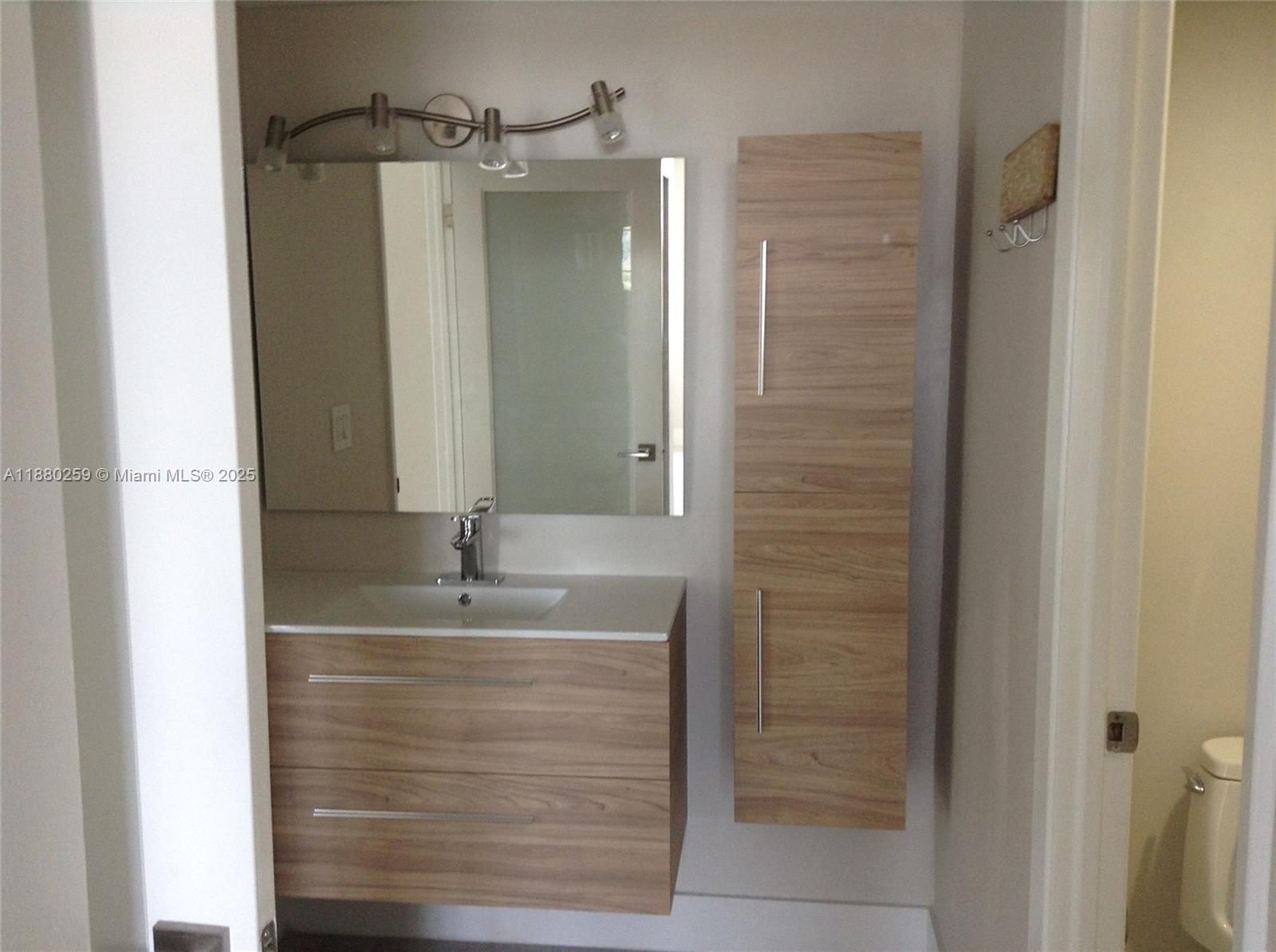 1727 1 / 2 762 sq. ft. $ 2025-09-17 0 foto