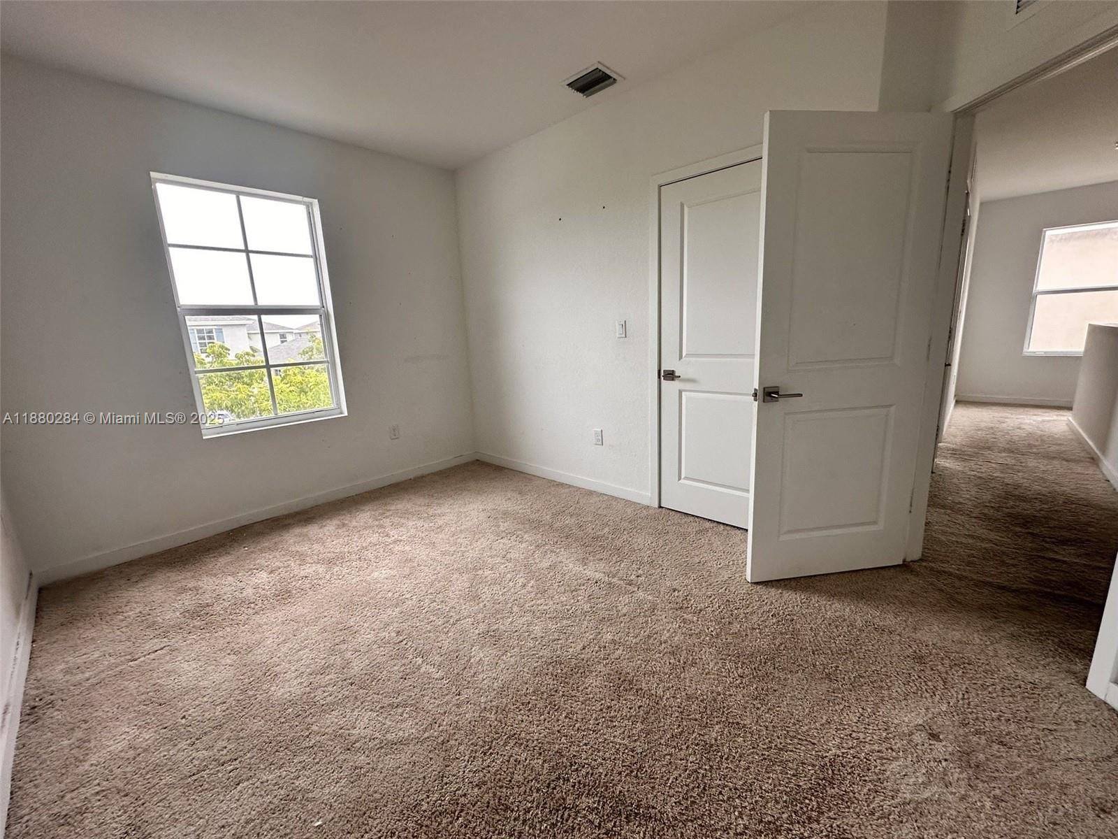 619 4 / 3 2154 sq. ft. $ 2025-09-17 0 foto