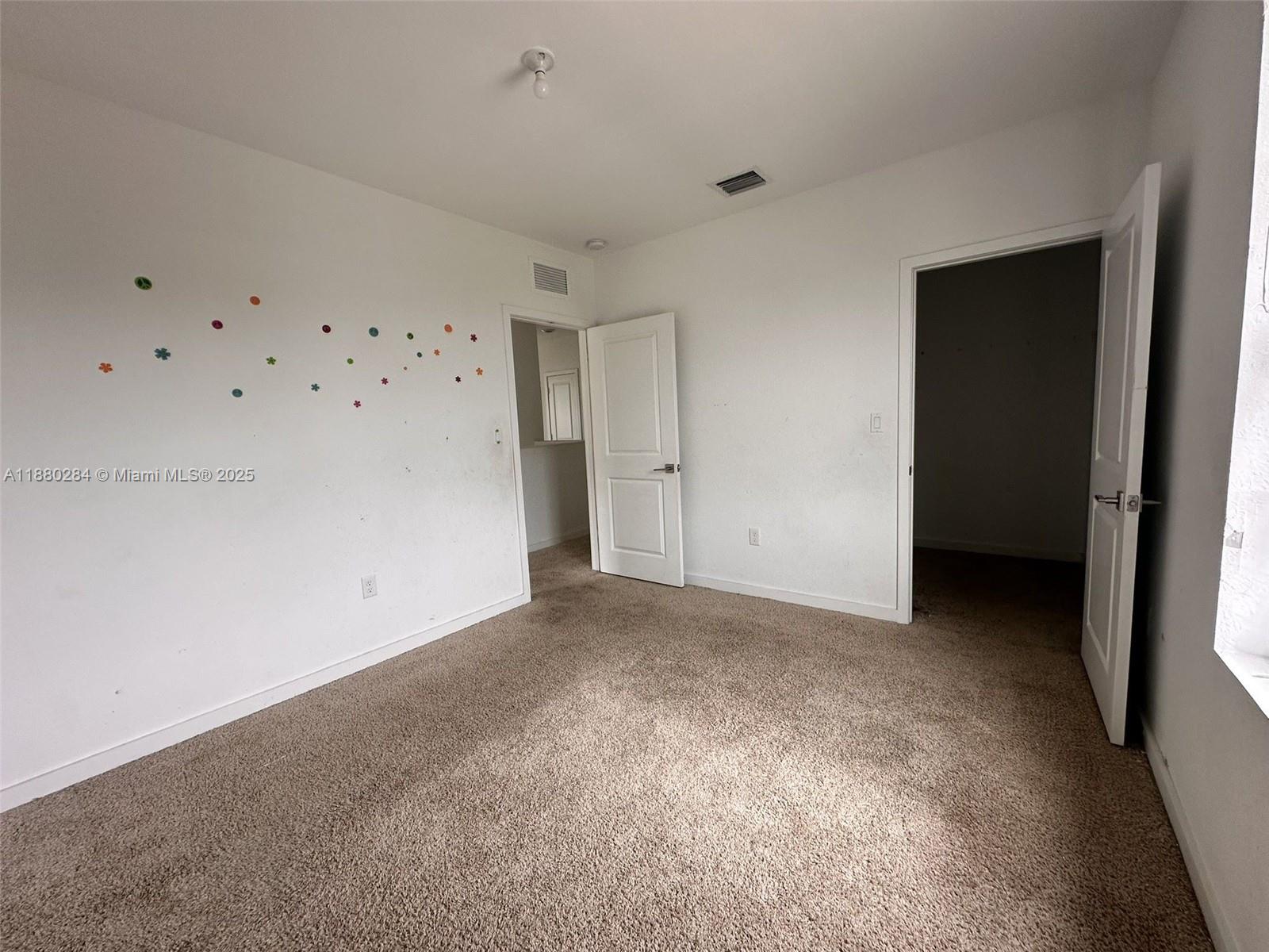 619 4 / 3 2154 sq. ft. $ 2025-09-17 0 foto