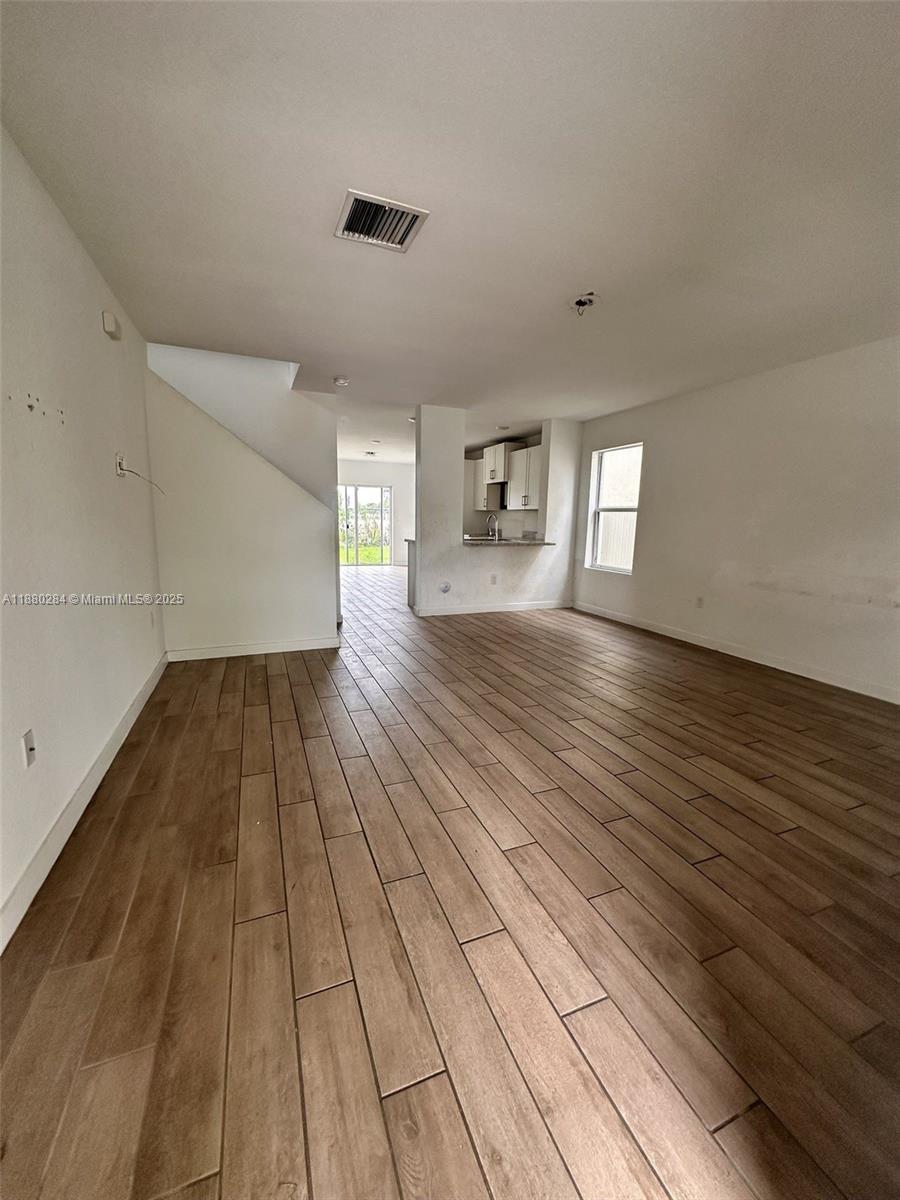 619 4 / 3 2154 sq. ft. $ 2025-09-17 0 foto