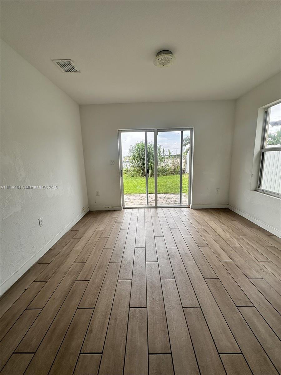 619 4 / 3 2154 sq. ft. $ 2025-09-17 0 foto