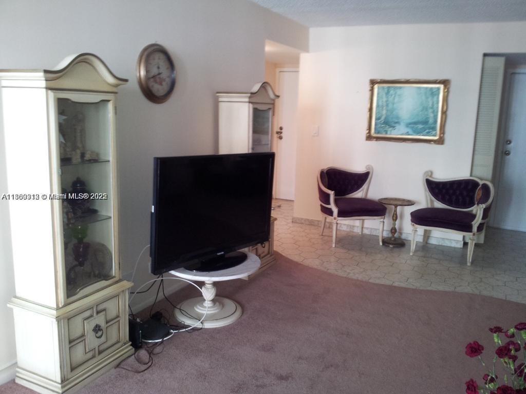 See details 706 1 / 2 943 sq. ft. $ 2025-09-17 0 Photo