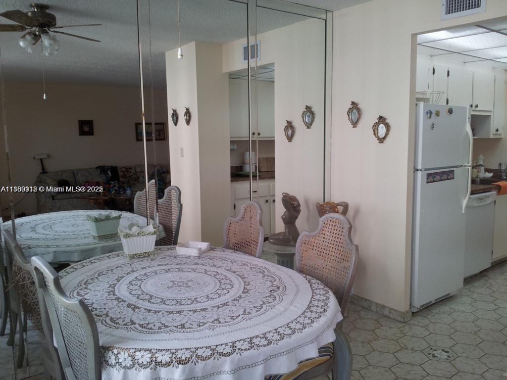 See details 706 1 / 2 943 sq. ft. $ 2025-09-17 0 Photo