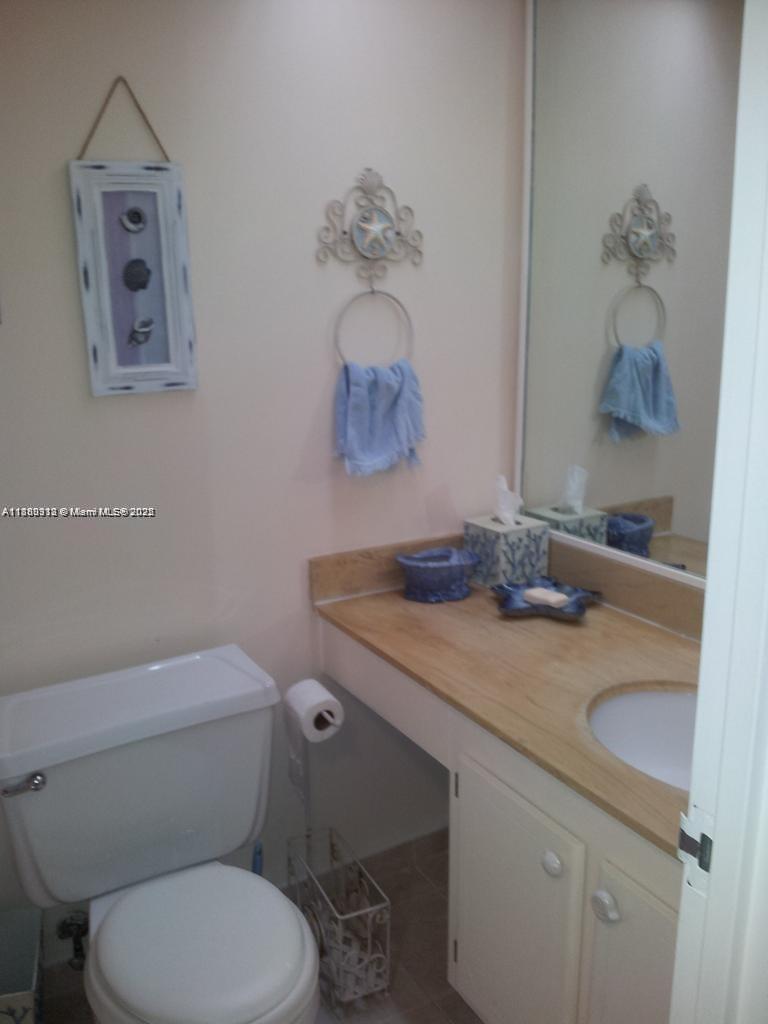See details 706 1 / 2 943 sq. ft. $ 2025-09-17 0 Photo