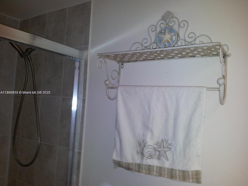 See details 706 1 / 2 943 sq. ft. $ 2025-09-17 0 Photo