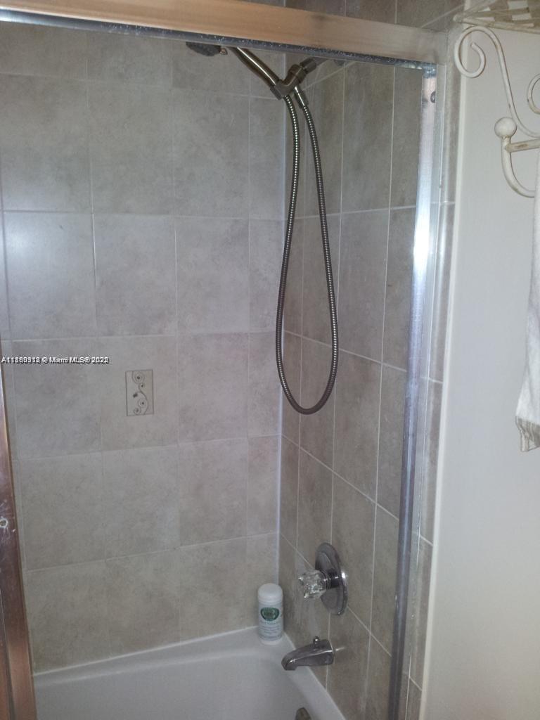See details 706 1 / 2 943 sq. ft. $ 2025-09-17 0 Photo