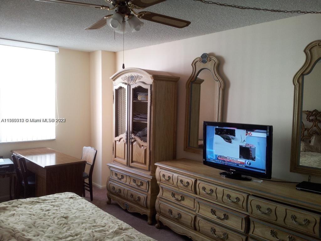 See details 706 1 / 2 943 sq. ft. $ 2025-09-17 0 Photo