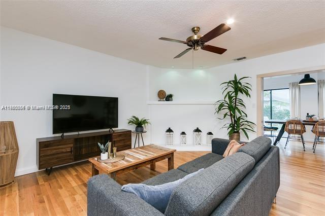   /  3042 sq. ft. $ 2025-09-17 0 Photo