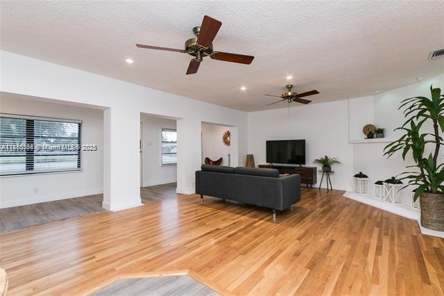   /  3042 sq. ft. $ 2025-09-17 0 Photo