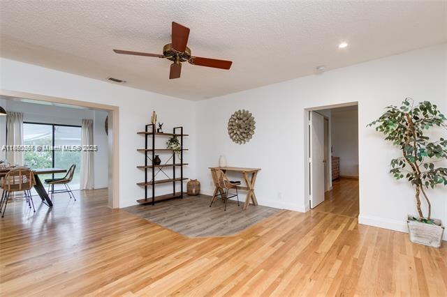   /  3042 sq. ft. $ 2025-09-17 0 Photo