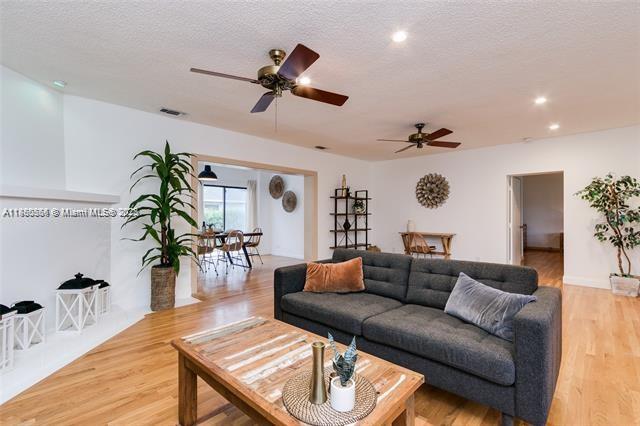   /  3042 sq. ft. $ 2025-09-17 0 Photo