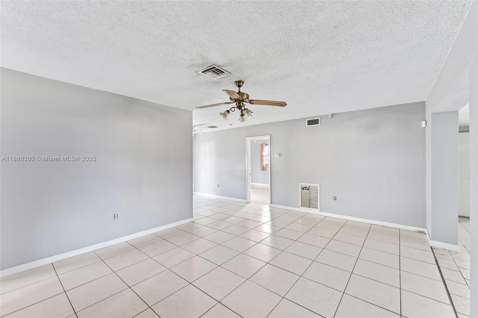 See details 7820 4 / 2 1641 sq. ft. $ 2025-09-17 0 Photo