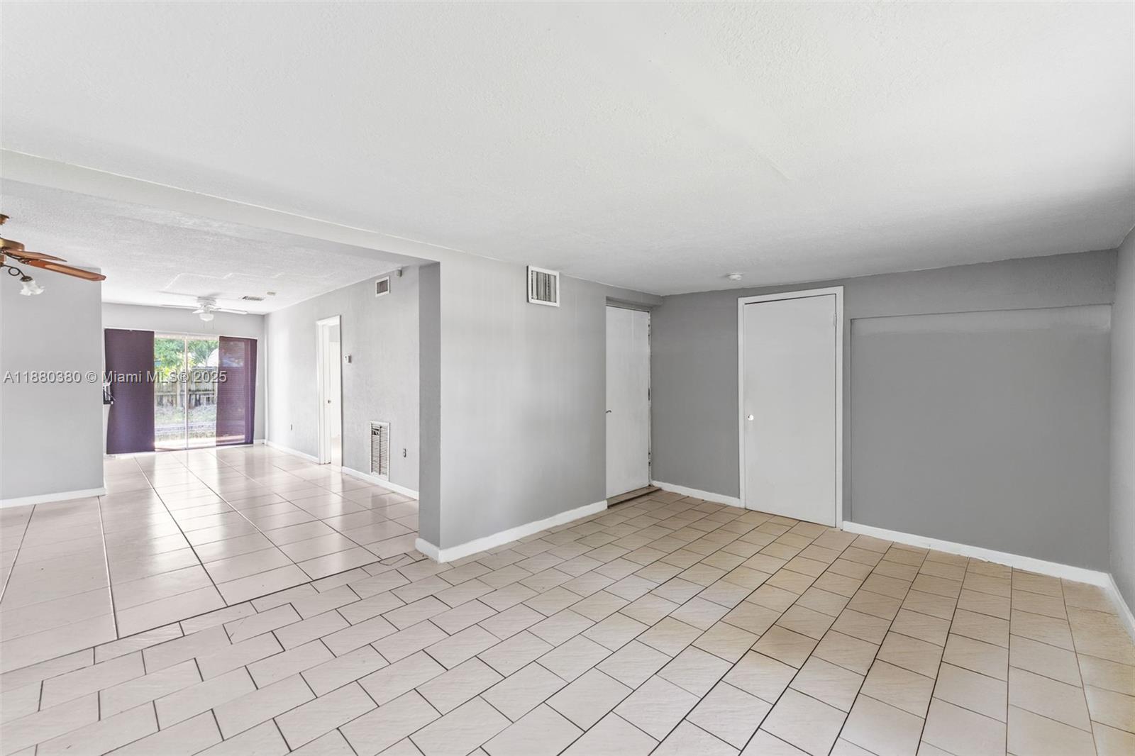 See details 7820 4 / 2 1641 sq. ft. $ 2025-09-17 0 Photo