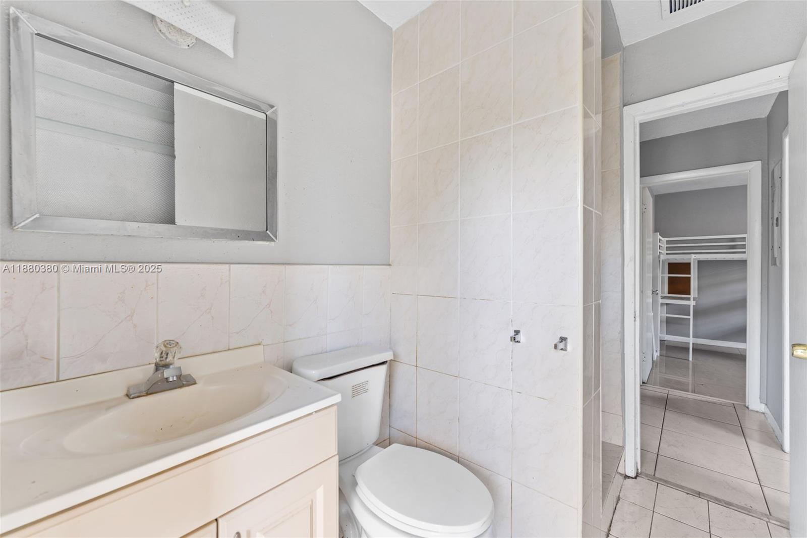 See details 7820 4 / 2 1641 sq. ft. $ 2025-09-17 0 Photo